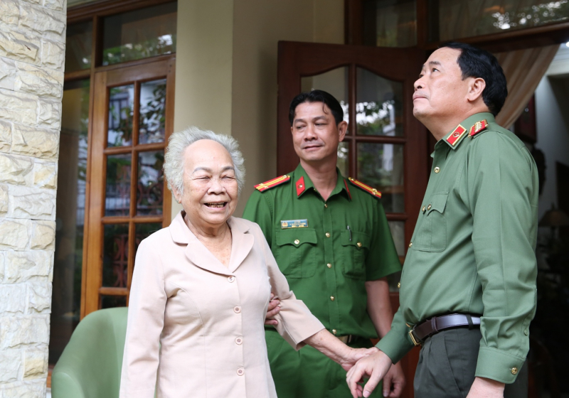 Thứ trưởng Lê Quốc Hùng thăm hỏi, chúc Tết gia đình các đồng chí nguyên lãnh đạo Bộ Công an -1