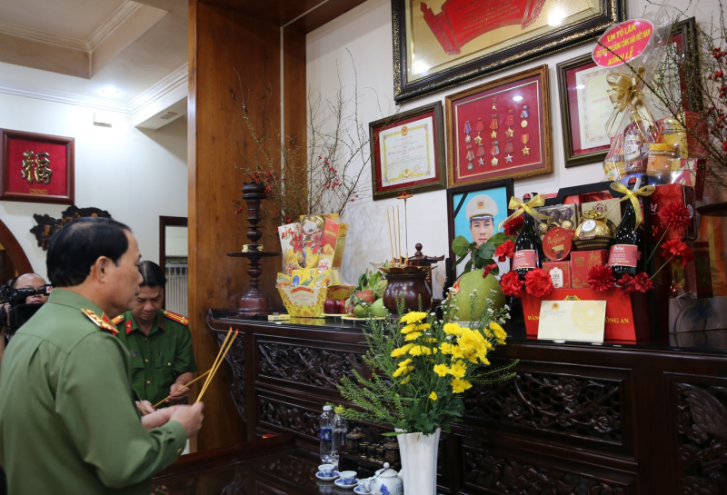 Thứ trưởng Lê Quốc Hùng thăm hỏi, chúc Tết gia đình các đồng chí nguyên lãnh đạo Bộ Công an -2