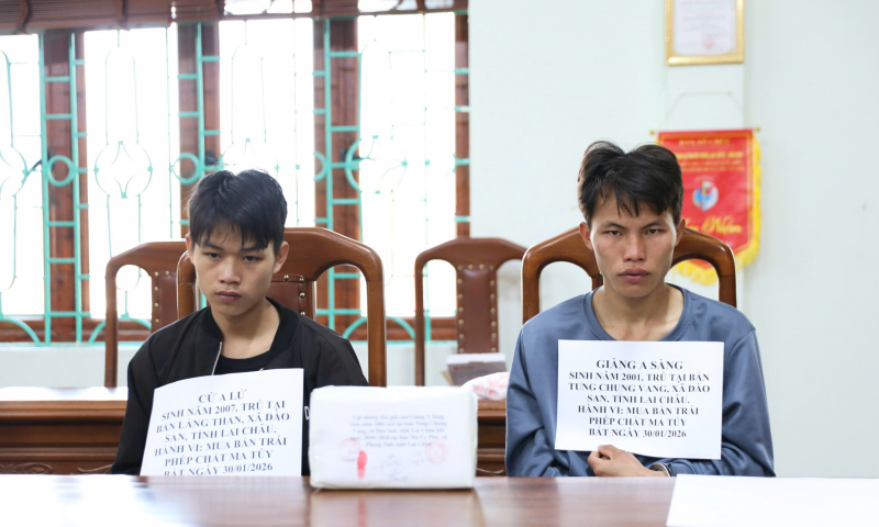 các đối tượng cùng tang vật của vụ án tại cơ quan công an..jpg -0