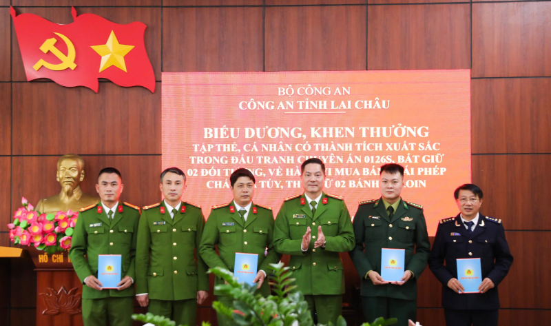 đại tá phạm hải đăng – phó giám đốc công an tỉnh lai châu trao thưởng cho các tập thể có thành tích xuất sắc trong đấu tranh, triệt phá chuyên án 0126s..jpg -0