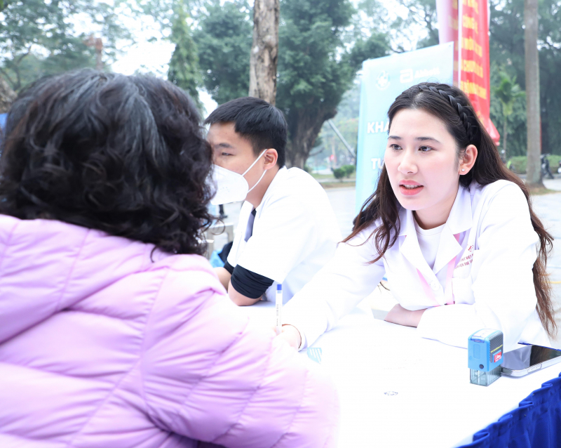 Hơn 1.000 người cao tuổi Thủ đô được khám sức khoẻ miễn phí -0