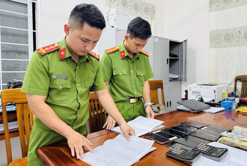 Triệt xóa nhóm đánh bạc dưới hình thức số đề mỗi ngày cả trăm triệu đồng -0