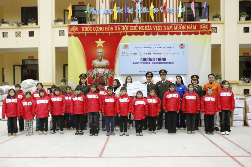 Trường Cao đẳng ANND I tặng quà cho học sinh và Công an xã biên giới Hà Giang -0