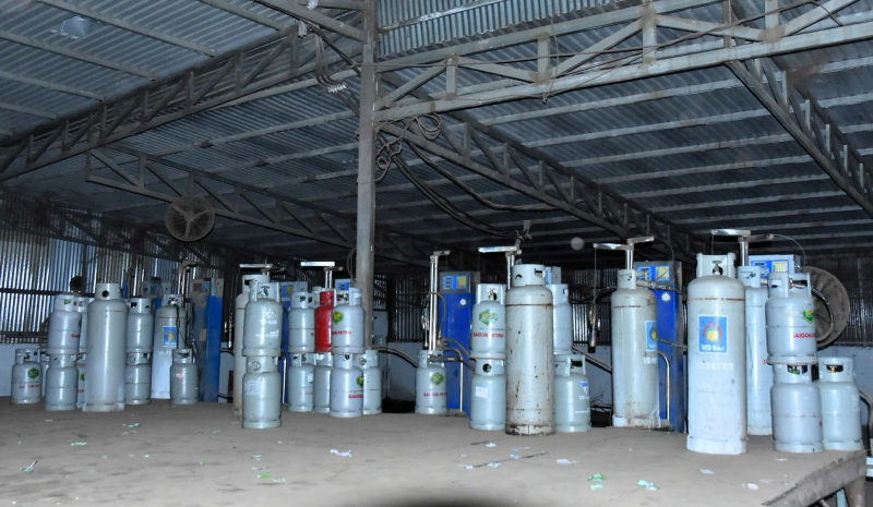 Đột kích đường dây làm gas giả quy mô lớn, thu gần 4.000 bình gas -0