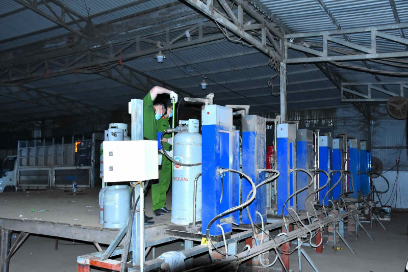 Đột kích đường dây làm gas giả quy mô lớn, thu gần 4.000 bình gas -0