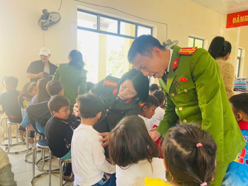 Những chiến sĩ Công an “sưởi ấm” vùng cao Xứ Thanh  -0