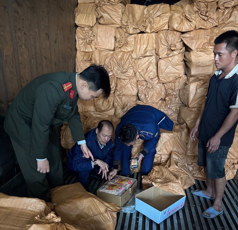 Hơn 12 tấn hàng thực phẩm không rõ nguồn gốc bị thu giữ -0