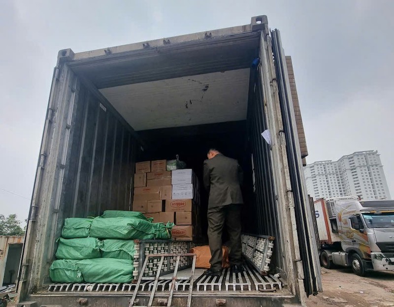 Hơn 12 tấn hàng thực phẩm không rõ nguồn gốc bị thu giữ -1