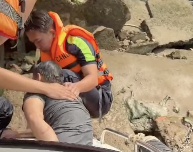 Công an kịp thời cứu người đàn ông nhảy cầu Đồng Nai tự tử -0