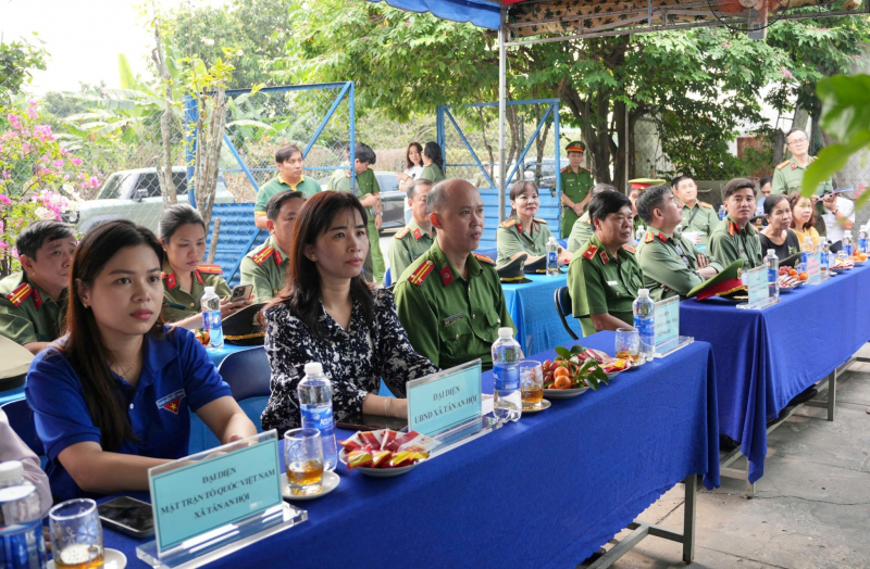 Công an TP Hồ Chí Minh trao nhà tình nghĩa, ấm lòng thân nhân liệt sĩ -0