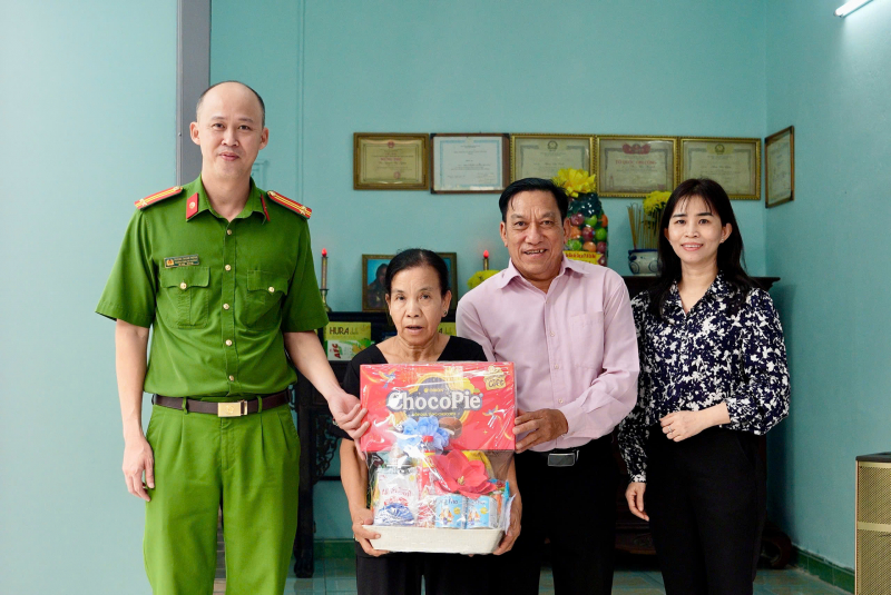 Công an TP Hồ Chí Minh trao nhà tình nghĩa, ấm lòng thân nhân liệt sĩ -2