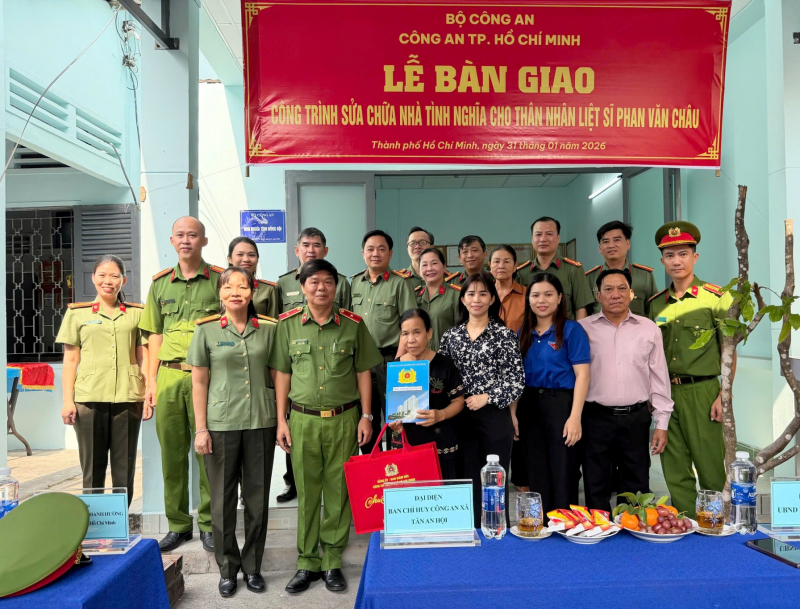 Công an TP Hồ Chí Minh trao nhà tình nghĩa, ấm lòng thân nhân liệt sĩ -0