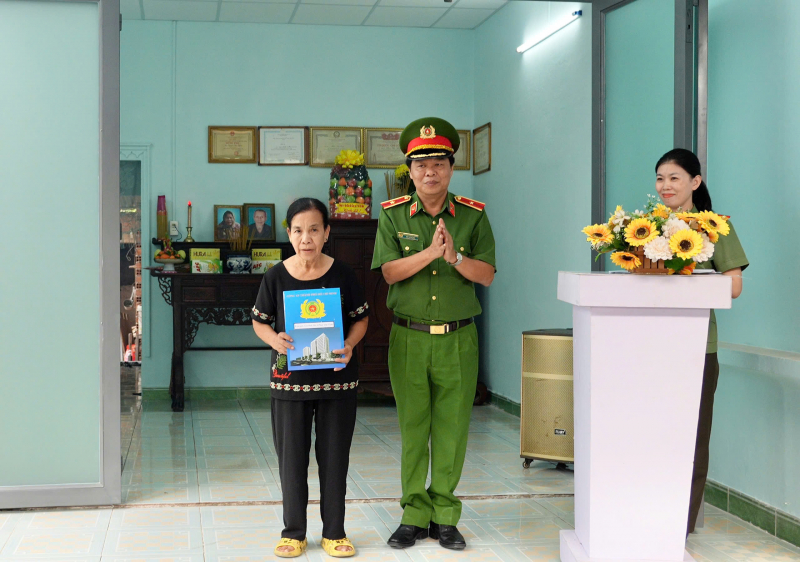 Công an TP Hồ Chí Minh trao nhà tình nghĩa, ấm lòng thân nhân liệt sĩ -6