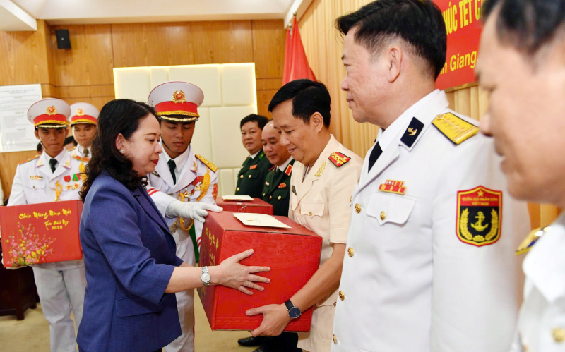 Phó Chủ tịch nước Võ Thị Ánh Xuân thăm, tặng quà và chúc Tết tại An Giang -1