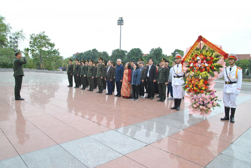 Nhà xuất bản CAND báo công dâng Bác tại Khu lưu niệm Sáu điều Bác Hồ dạy CAND -0