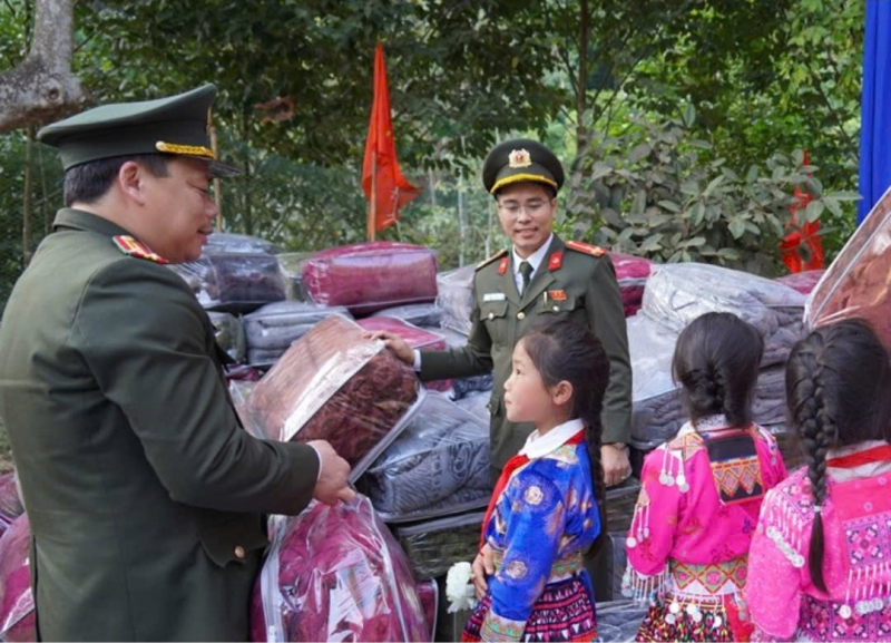 Những chiến sĩ Công an “sưởi ấm” vùng cao Xứ Thanh  -0