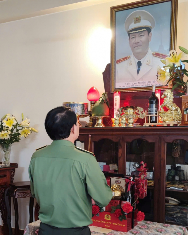 Thứ trưởng Lê Quốc Hùng thăm hỏi, chúc Tết gia đình các đồng chí nguyên lãnh đạo Bộ Công an -1