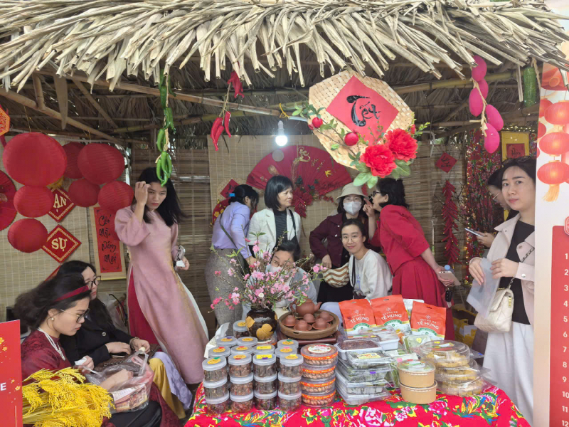 160 suất quà trao cho đoàn viên, lao động khó khăn trong CAND tại chương trình “ Tết sum vầy