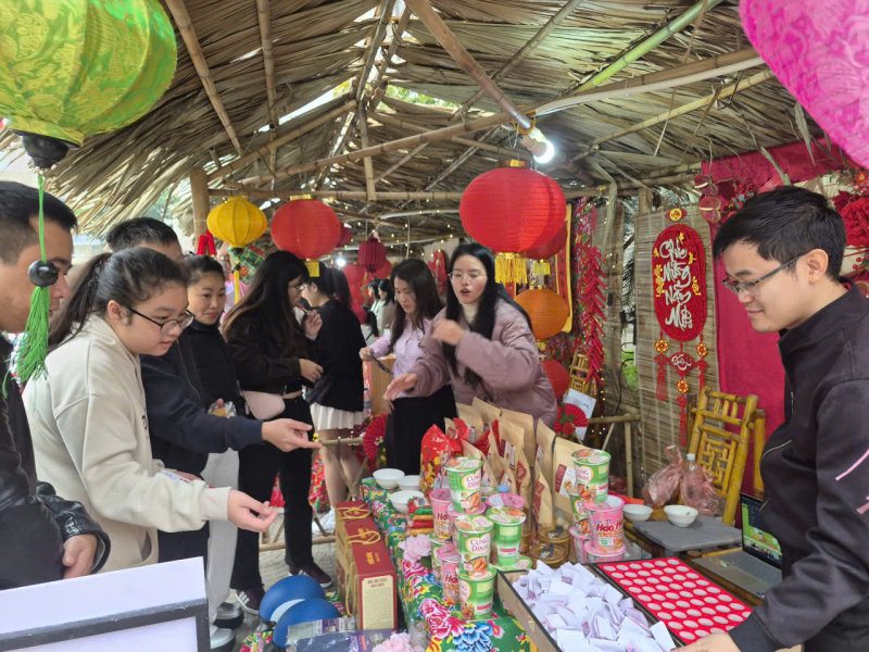 160 suất quà trao cho đoàn viên, lao động khó khăn trong CAND tại chương trình “ Tết sum vầy