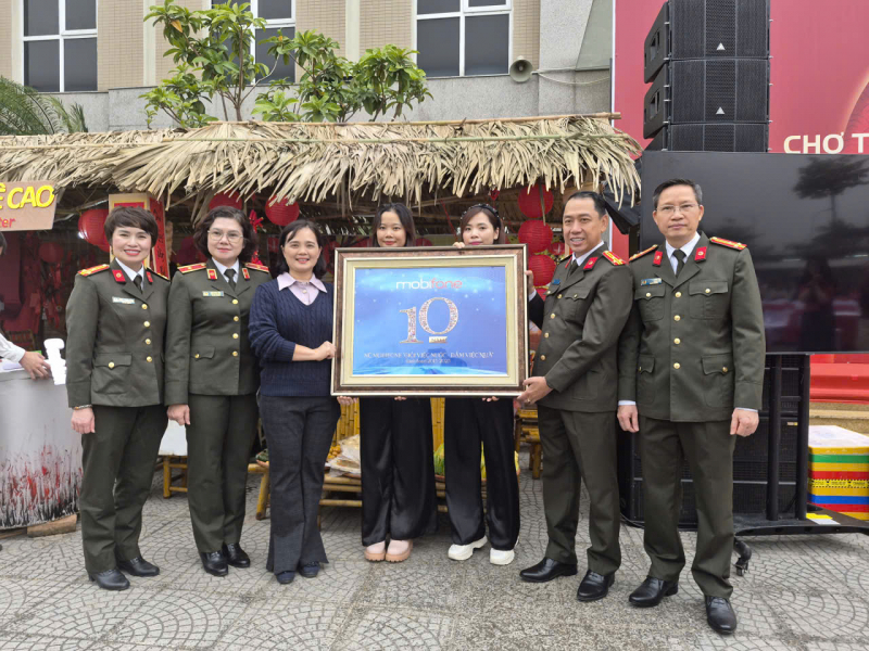 160 suất quà trao cho đoàn viên, lao động khó khăn trong CAND tại chương trình “ Tết sum vầy