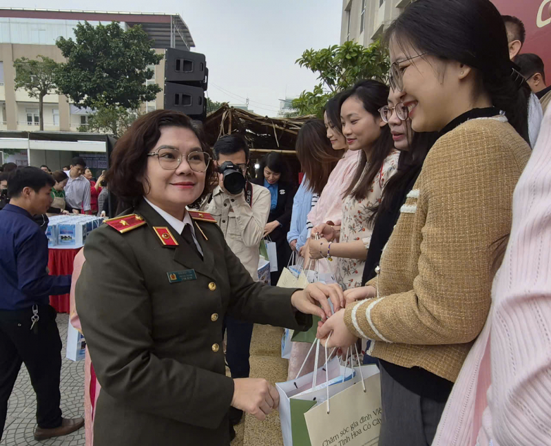 160 suất quà trao cho đoàn viên, lao động khó khăn trong CAND tại chương trình “ Tết sum vầy