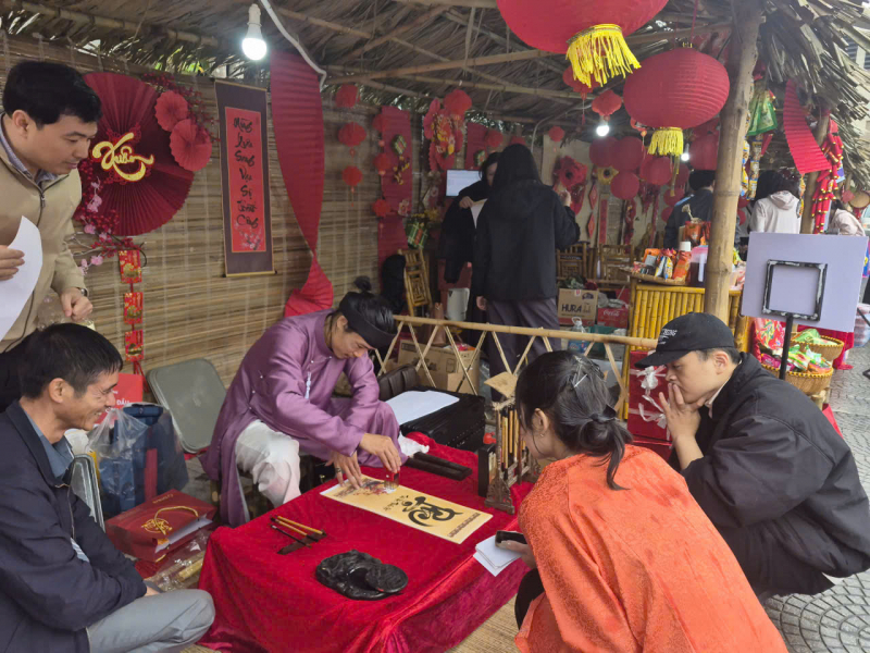 160 suất quà trao cho đoàn viên, lao động khó khăn trong CAND tại chương trình “ Tết sum vầy