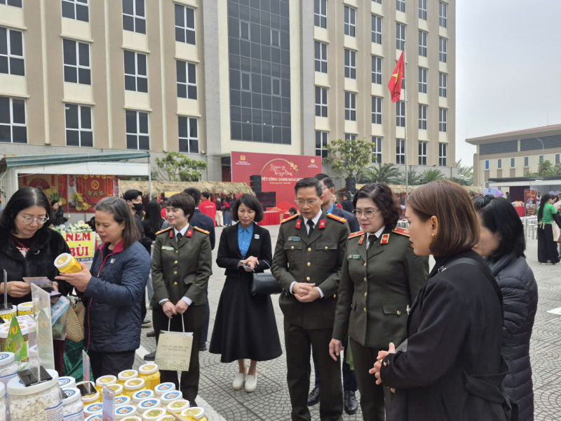 160 suất quà trao cho đoàn viên, lao động khó khăn trong CAND tại chương trình “ Tết sum vầy
