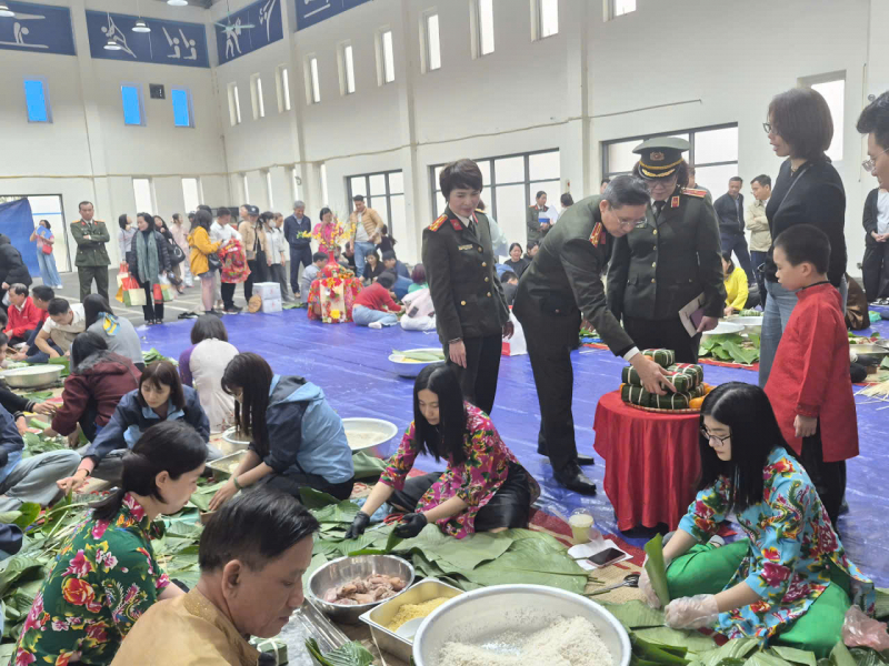 160 suất quà trao cho đoàn viên, lao động khó khăn trong CAND tại chương trình “ Tết sum vầy