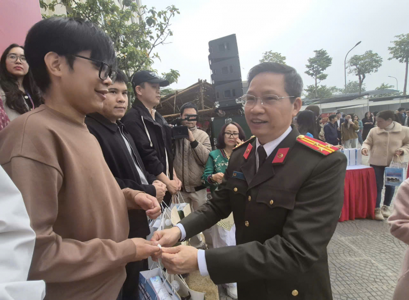 160 suất quà trao cho đoàn viên, lao động khó khăn trong CAND tại chương trình “ Tết sum vầy