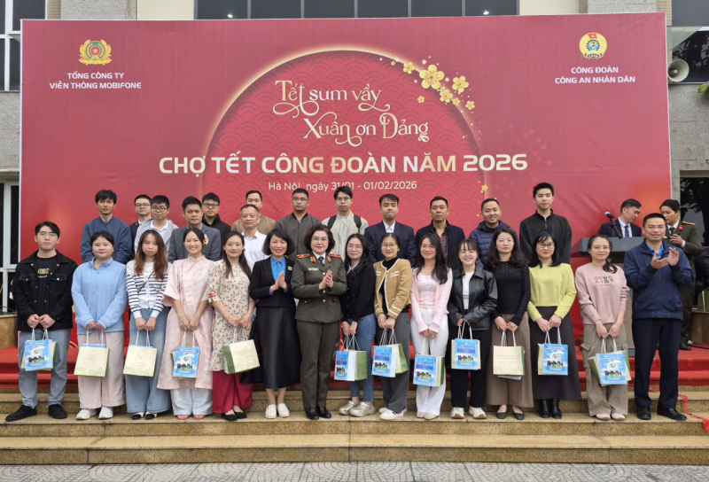 160 suất quà trao cho đoàn viên, lao động khó khăn trong CAND tại chương trình “ Tết sum vầy