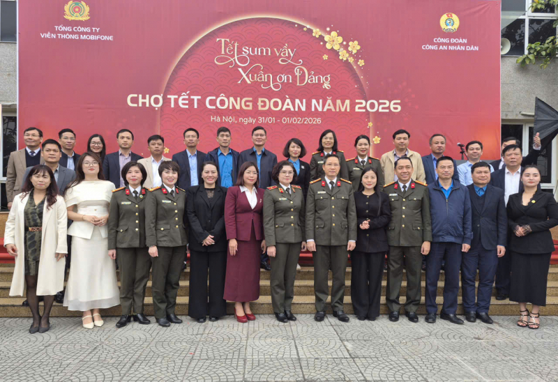 160 suất quà trao cho đoàn viên, lao động khó khăn trong CAND tại chương trình “ Tết sum vầy