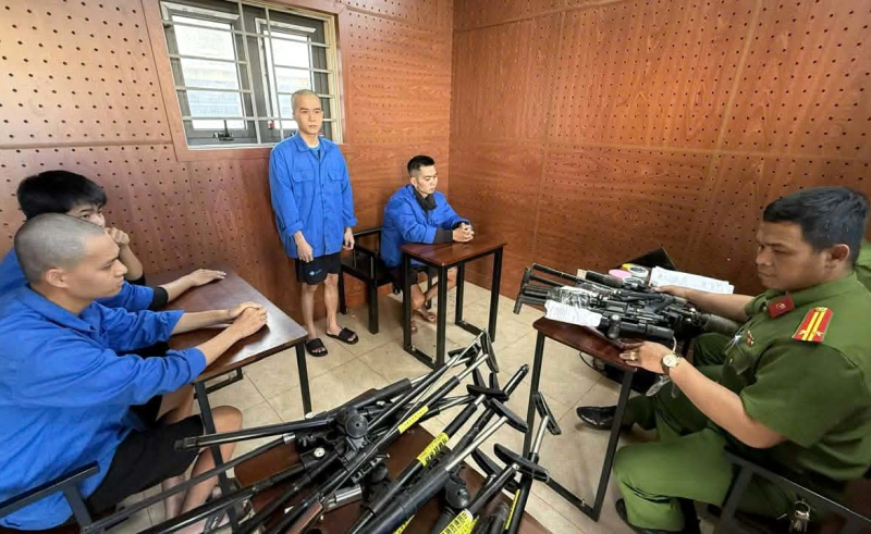 Triệt phá đường dây chuyên chế tạo, mua bán súng quân dụng bán kiếm lời -0