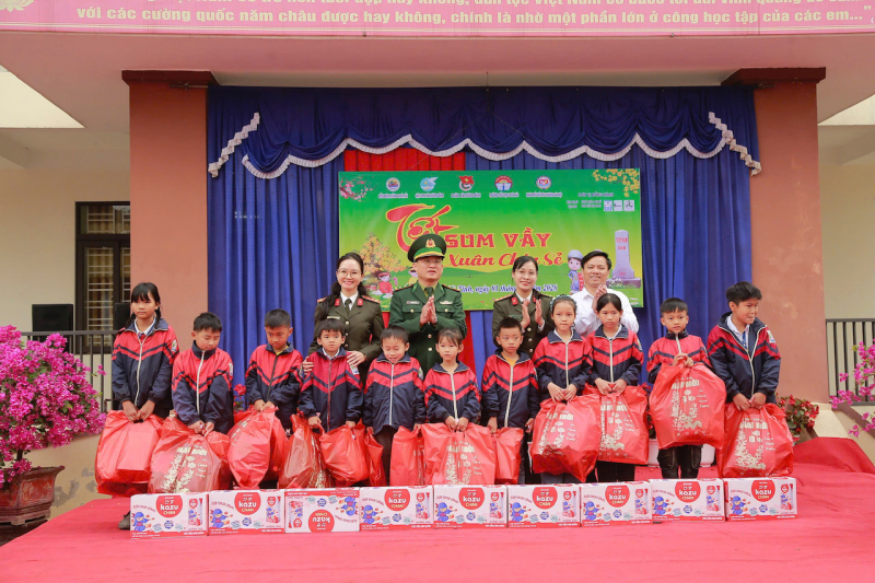 Mang Xuân ấm tới trẻ em và các gia đình khó khăn vùng biên Hà Tĩnh -0