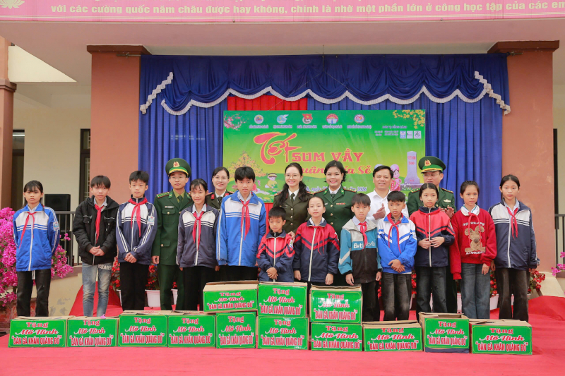 Mang Xuân ấm tới trẻ em và các gia đình khó khăn vùng biên Hà Tĩnh -1