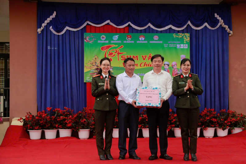 Mang Xuân ấm tới trẻ em và các gia đình khó khăn vùng biên Hà Tĩnh -1