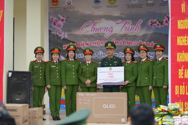  “Xuân biên phòng, ấm lòng dân bản - Công an nhân dân, ấm tình biên cương” tại xã biên giới Trung Lý -0