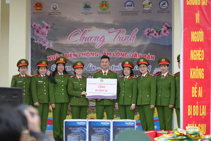  “Xuân biên phòng, ấm lòng dân bản - Công an nhân dân, ấm tình biên cương” tại xã biên giới Trung Lý -1