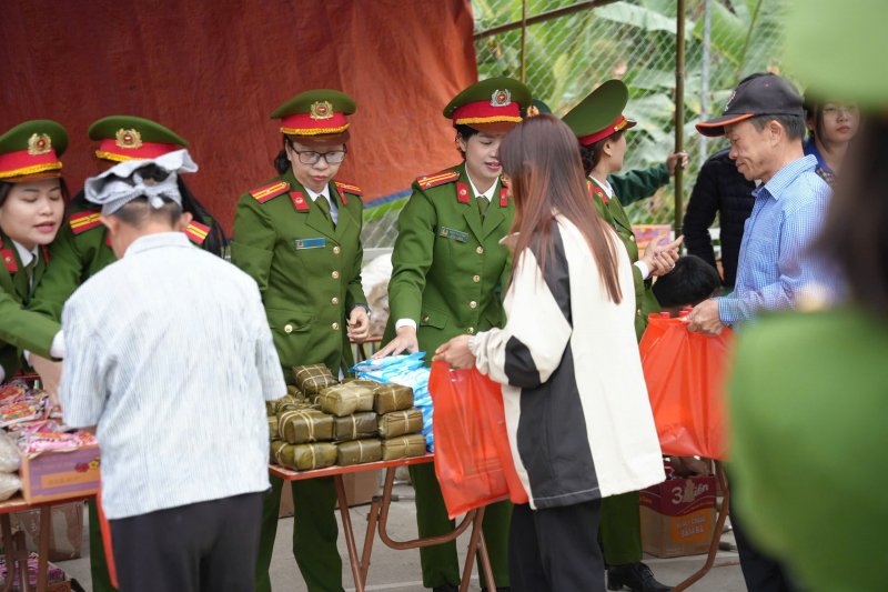  “Xuân biên phòng, ấm lòng dân bản - Công an nhân dân, ấm tình biên cương” tại xã biên giới Trung Lý -1