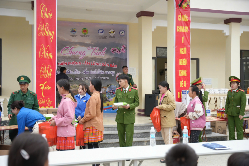  “Xuân biên phòng, ấm lòng dân bản - Công an nhân dân, ấm tình biên cương” tại xã biên giới Trung Lý -2
