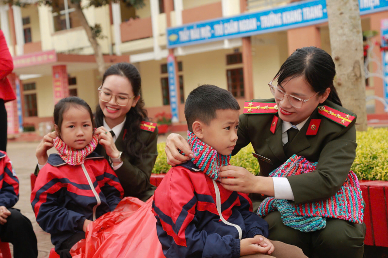 Mang Xuân ấm tới trẻ em và các gia đình khó khăn vùng biên Hà Tĩnh -2