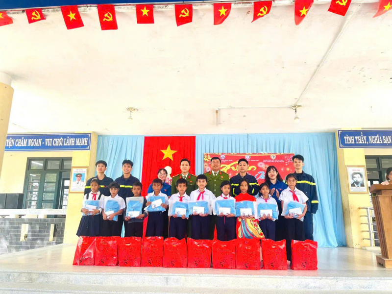 Đoàn Thanh niên Công an TP Huế trao quà Tết cho học sinh biên giới và tặng quà Tết, vé xe cho sinh viên ở xa -0