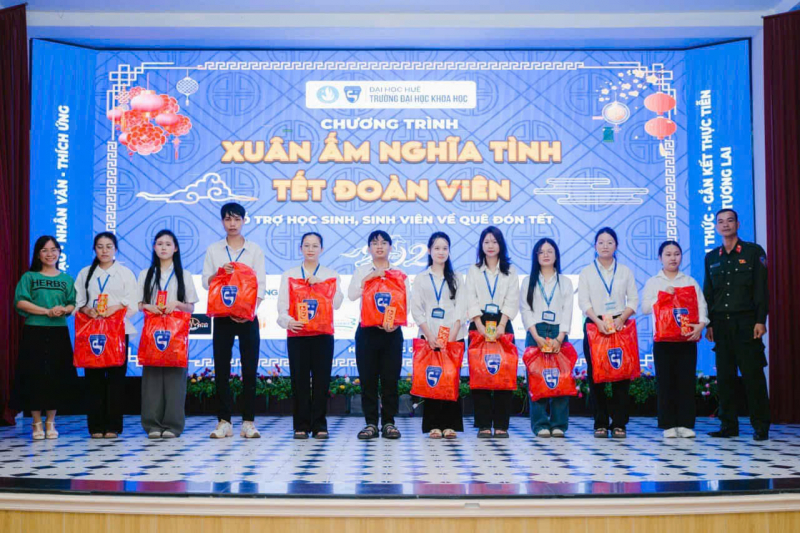 Đoàn Thanh niên Công an TP Huế trao quà Tết cho học sinh biên giới và tặng quà Tết, vé xe cho sinh viên ở xa -0