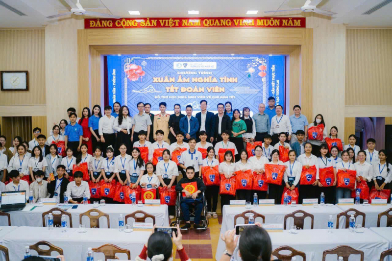 Đoàn Thanh niên Công an TP Huế trao quà Tết cho học sinh biên giới và tặng quà Tết, vé xe cho sinh viên ở xa -0