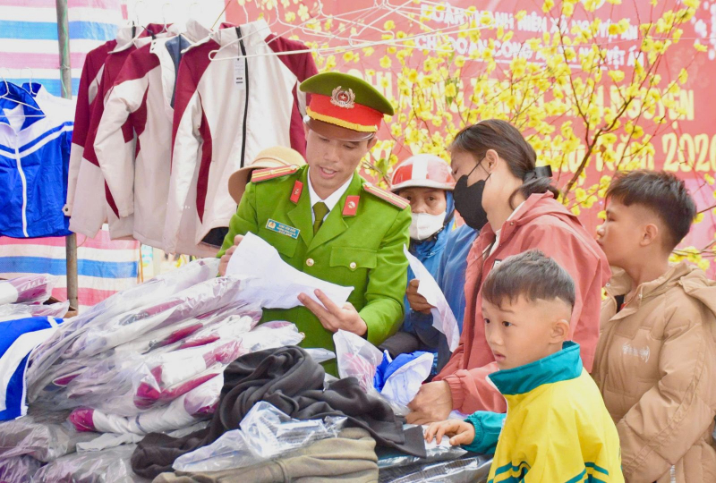 Những gian hàng “không đồng” ấm áp nghĩa tình của Công xã Nguyệt Ấn -0