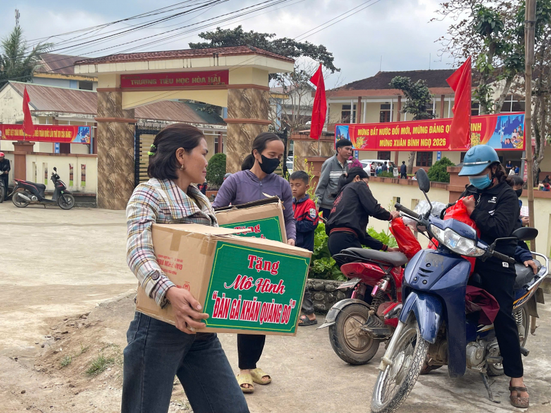 Mang Xuân ấm tới trẻ em và các gia đình khó khăn vùng biên Hà Tĩnh -1