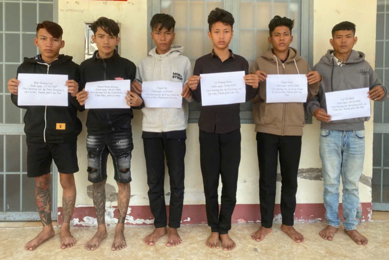 Bắt nhóm đối tượng bốc đầu xe đánh 2 người nhập viện, đập phá tài sản -0