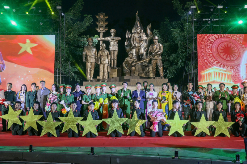 Rộn ràng khúc hát mừng xuân, dâng Đảng trước Tượng đài “CAND vì dân phục vụ” -0