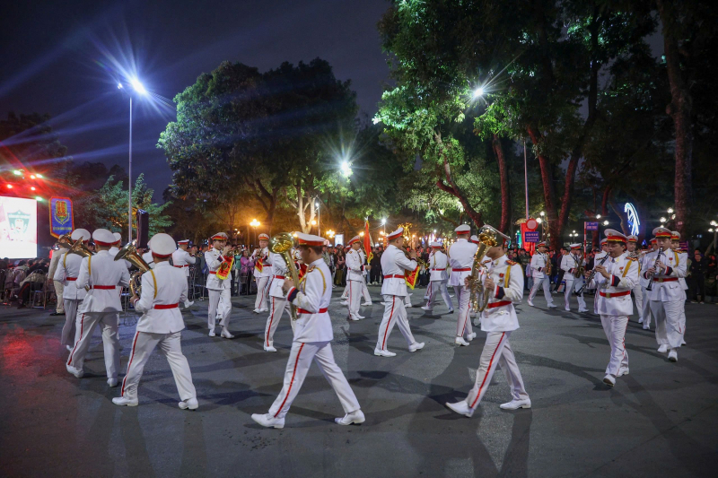 Rộn ràng khúc hát mừng xuân, dâng Đảng trước Tượng đài “CAND vì dân phục vụ” -0