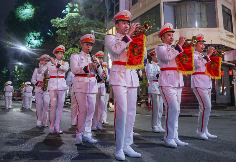 Rộn ràng khúc hát mừng xuân, dâng Đảng trước Tượng đài “CAND vì dân phục vụ” -1