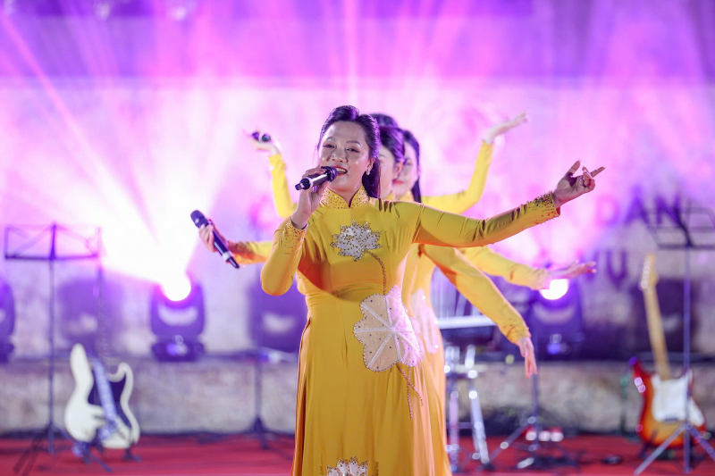 Rộn ràng khúc hát mừng xuân, dâng Đảng trước Tượng đài “CAND vì dân phục vụ” -1